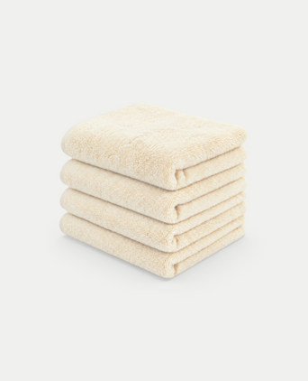 Gastendoekje zero-twist katoen 30x30 cm (4 st.) | Cream Stapel van vier zachte beige handdoeken van DOUXE