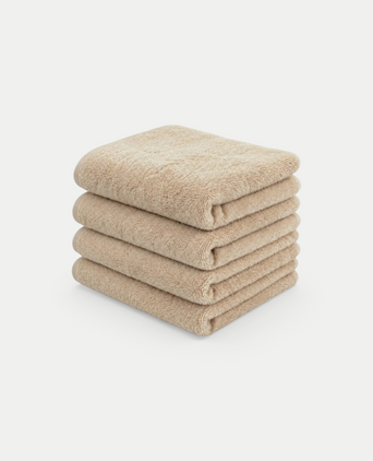 Gastendoekje zero-twist katoen 30x30 cm (4 st.) | Latte Stapel van vier zachte beige handdoeken van DOUXE
