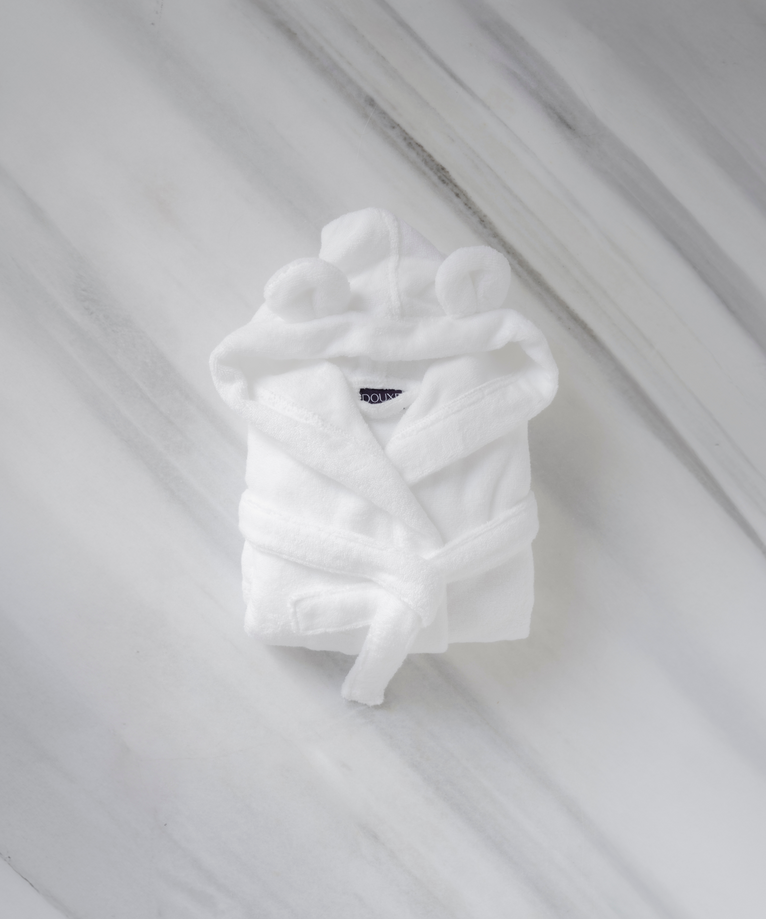 Folded children's bathrobe in white with teddy ears, in size 4-6 years