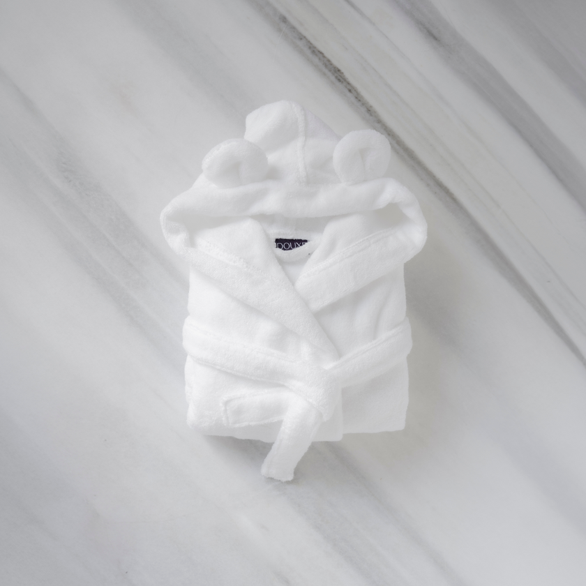 Folded children's bathrobe in white with teddy ears, in size 4-6 years